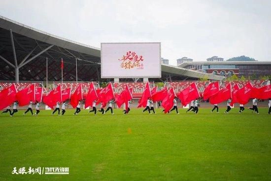 张云峰来到城里打工，陪同本身心爱的女友谢富丽上年夜学。却碰上女友同窗徐丽，并在其危难时刻施救。以后徐丽便对张云峰紧追不舍。与此同时得了心脏病的女友进了病院，为凑齐手术费，张云峰筹办加入肉搏赛，练习中被女友闺蜜柠檬发现，经由过程柠檬先容，张云峰在练习馆与冷天、阿浪进修专业拳击，并经由过程了预赛和复赛。为获得决赛成功起头了魔鬼般的练习，并不测取得扫地年夜妈的指导。张云峰带着决心和勇气踏上擂台，拯救本身心爱的女友谢富丽。